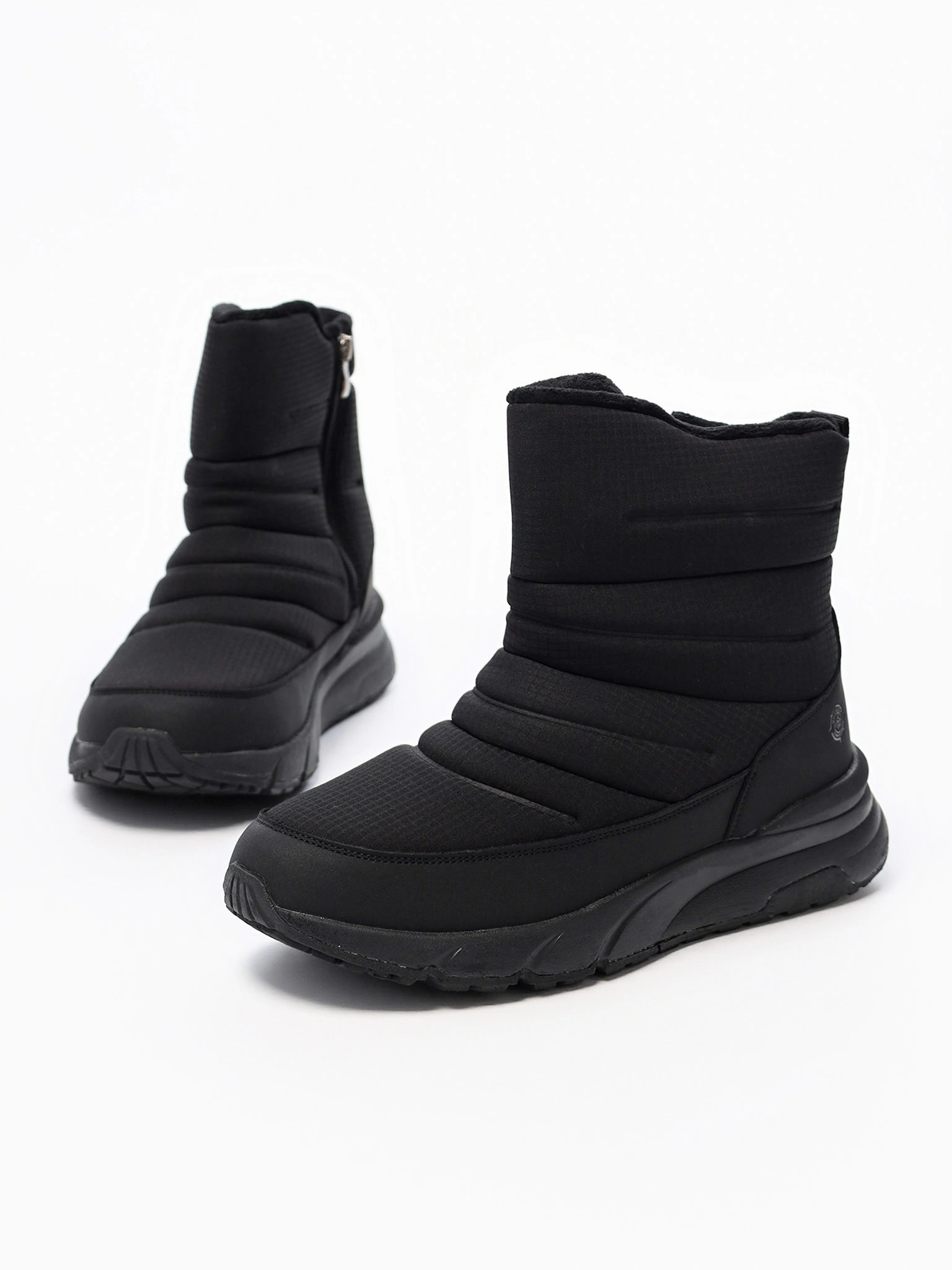 Дутики черного цвета на средней подошве